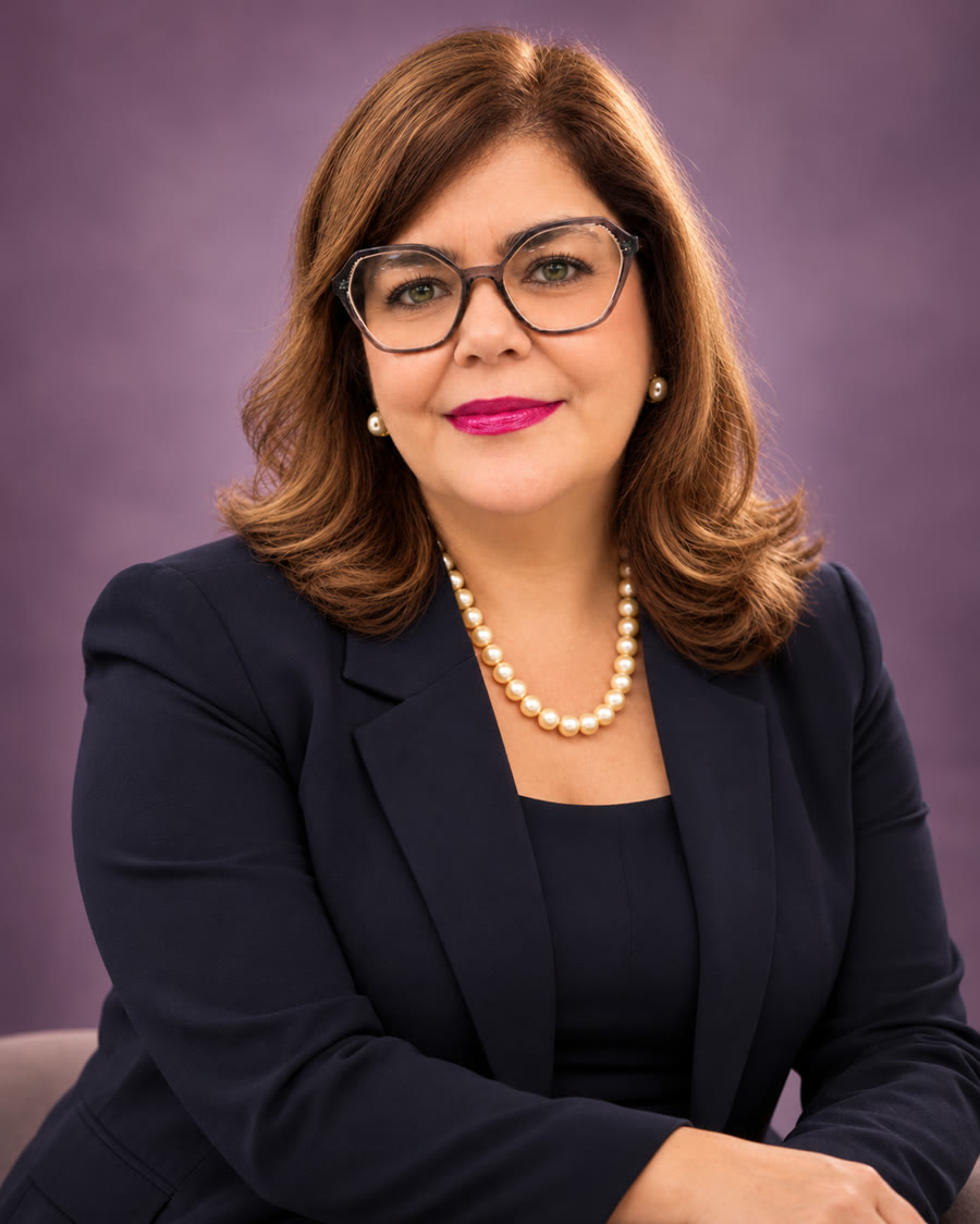 Miriam Mariano de blazer marinho e colar de pérolas, sorrindo