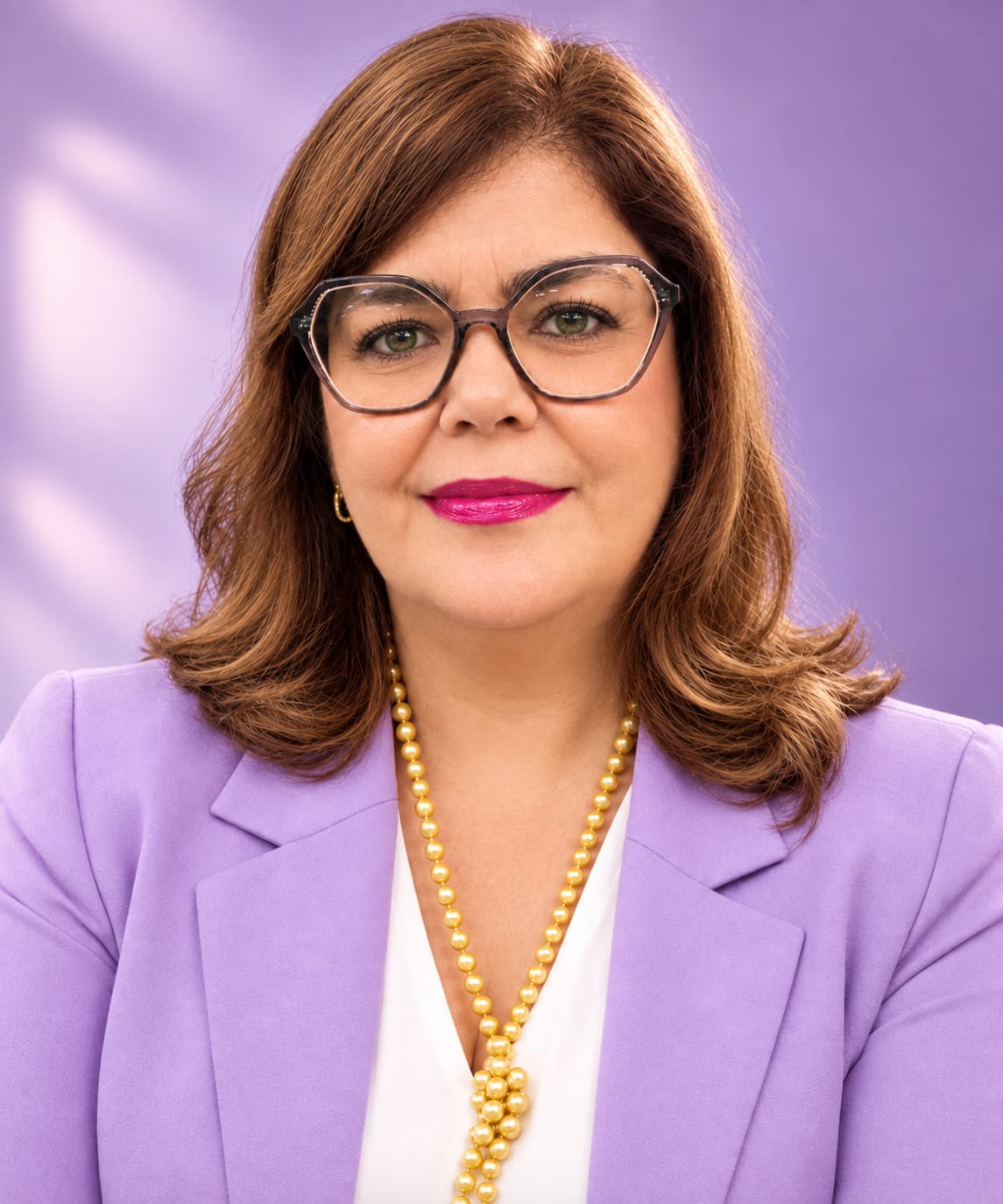 Miriam Mariano com blazer lilás e colar dourado
